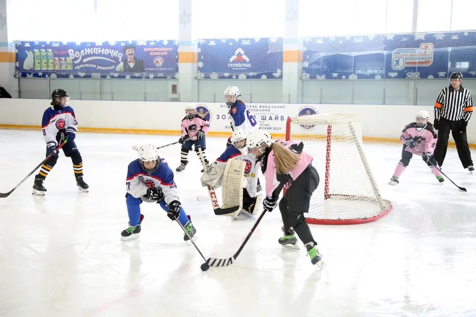 Умка ледовая арена магнитогорск турнир золотая шайба. Золотая шайба ринат саитов. Золотая шайба волжский. Золотая шайба 2022. Ксения шайбу фотография.