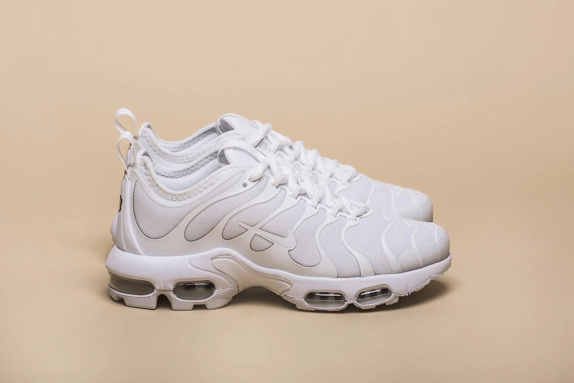 Тн белые. Nike Air Max TN белые. Nike Air Max TN Plus White. Nike Air TN Plus White. Nike Air Max TN White.