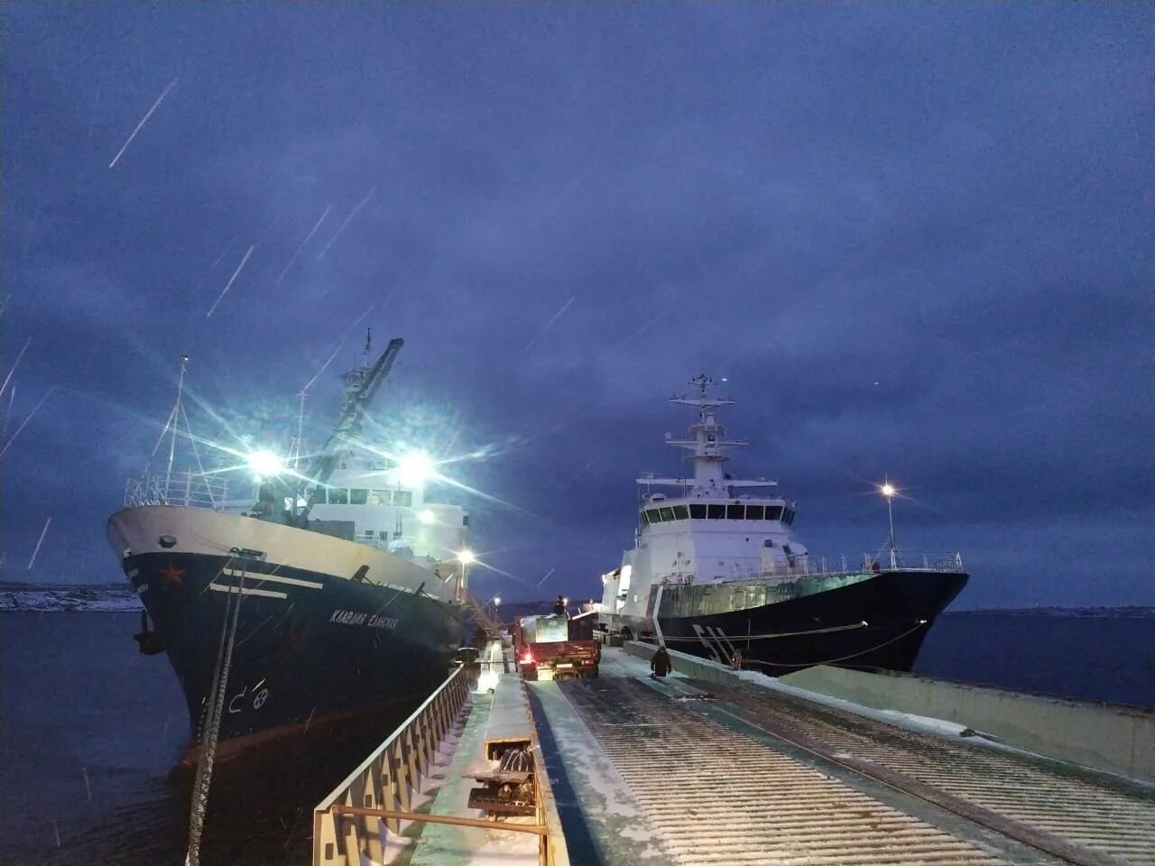 Зимняя навигация на волге. Вышли в одном направлении. Речное судоходство сейчас. 2 теплохода вышли. Два теплохода.