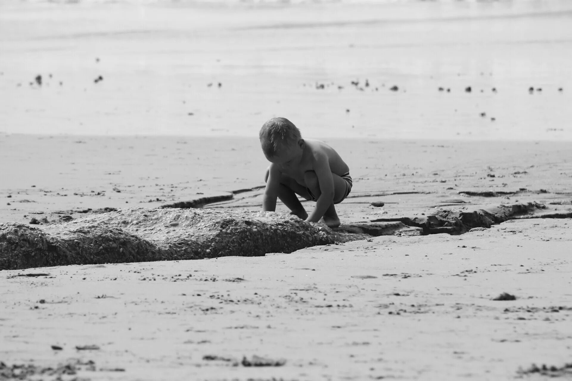 Море песок ребенок. Песок для детей. Дети песок море. Мальчик на песке. Дети на Песчаном берегу.