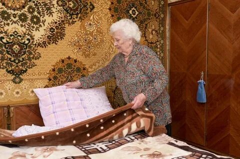 Внук спящую бабушку