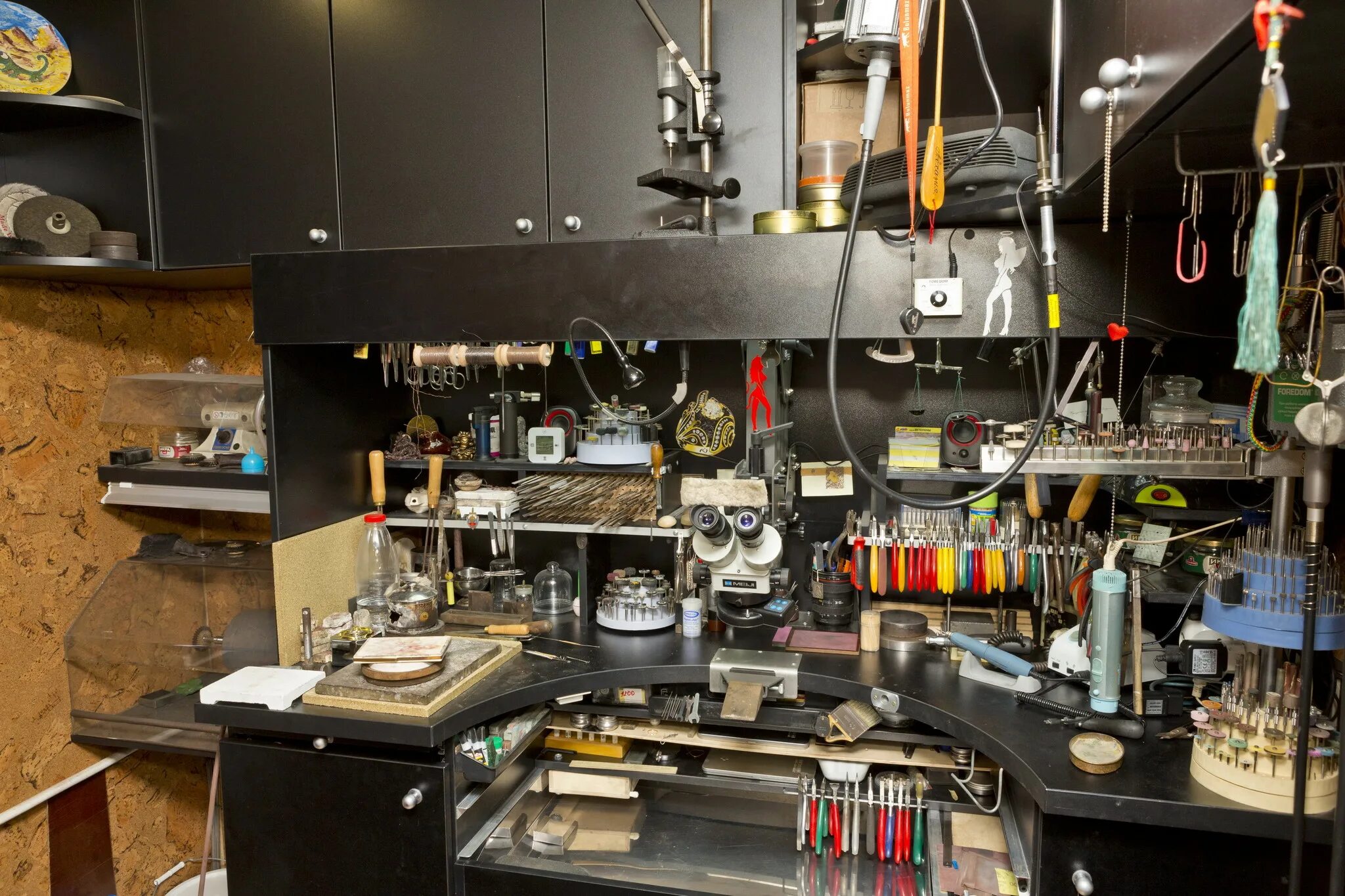 Ювелирный мастерской. Мастерская ювелира. Ювелирные инструменты 19 века. Мастерская ювелира. Верстаки для ювелирной мастерской.