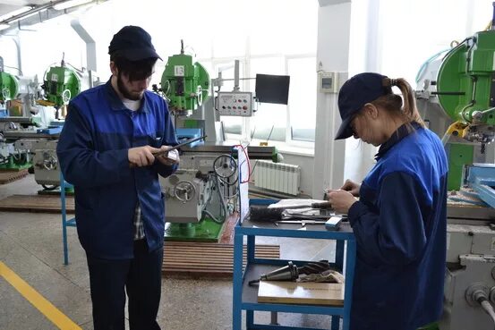 листовки с вакансией фрезеровщика.