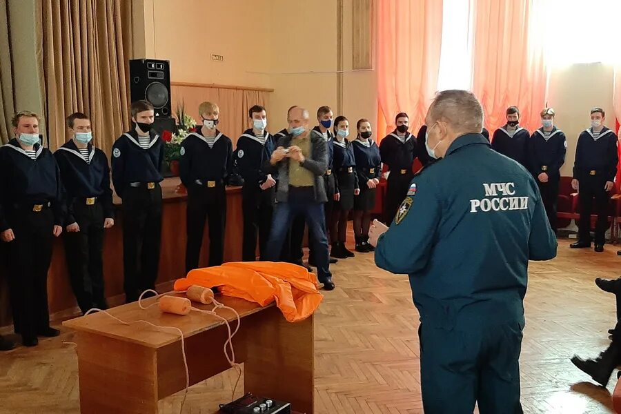 Саратовский колледж водного транспорта строительства. Саратовский колледж водного транспорта. Саратов колледж водного транспорта строительства и сервиса. МЧС России по Саратовской области. Фото директора колледжа Саратовского водного транспорта.