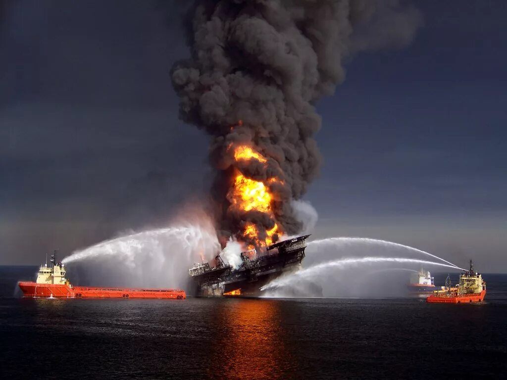 Катастрофа на нефтяной платформе. Взрыв нефтяной платформы deepwater horizon в мексиканском заливе. глубоководный горизонт 2010. взрыв нефтяной платформы deepwater horizon - 20 апреля 2010 года. глубоководный горизонт авария 2010 в мексиканском заливе.