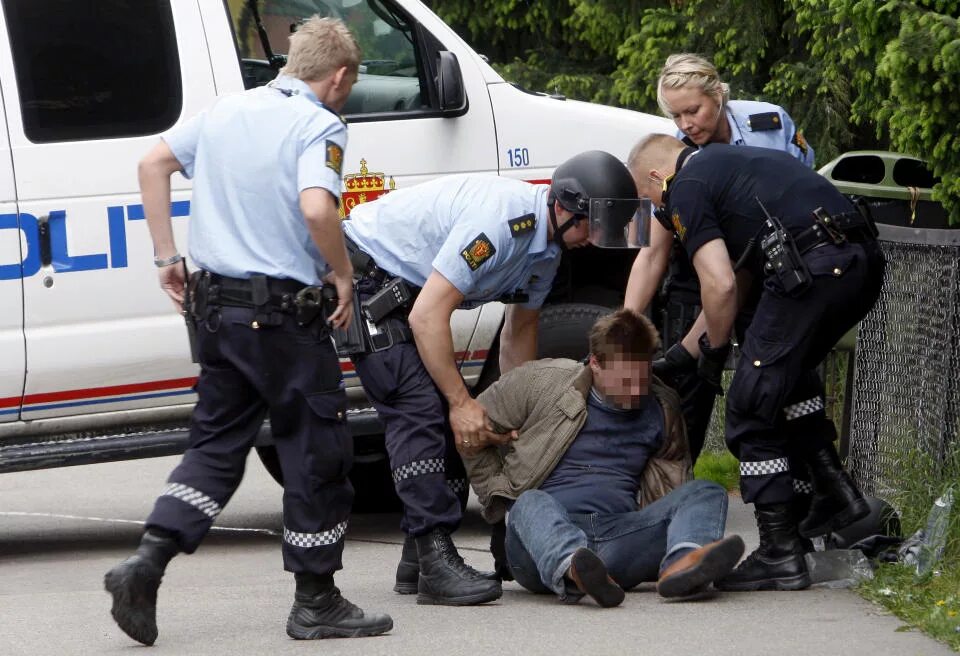 преступность в норвегии. линда курт норвегия полиция сериал. форма полиции норвегии. 22 июня 2011 норвегия теракт. норвежский полицейский.