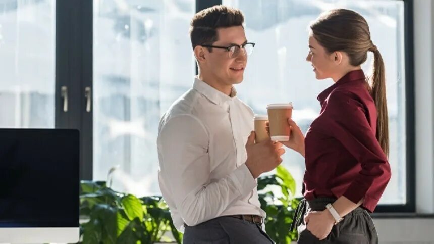 Отношения на работе стоит ли. Мужчина стоит на работе. Мужчина стоит на работе. Роман отношения. Отношения на работе стоит ли.