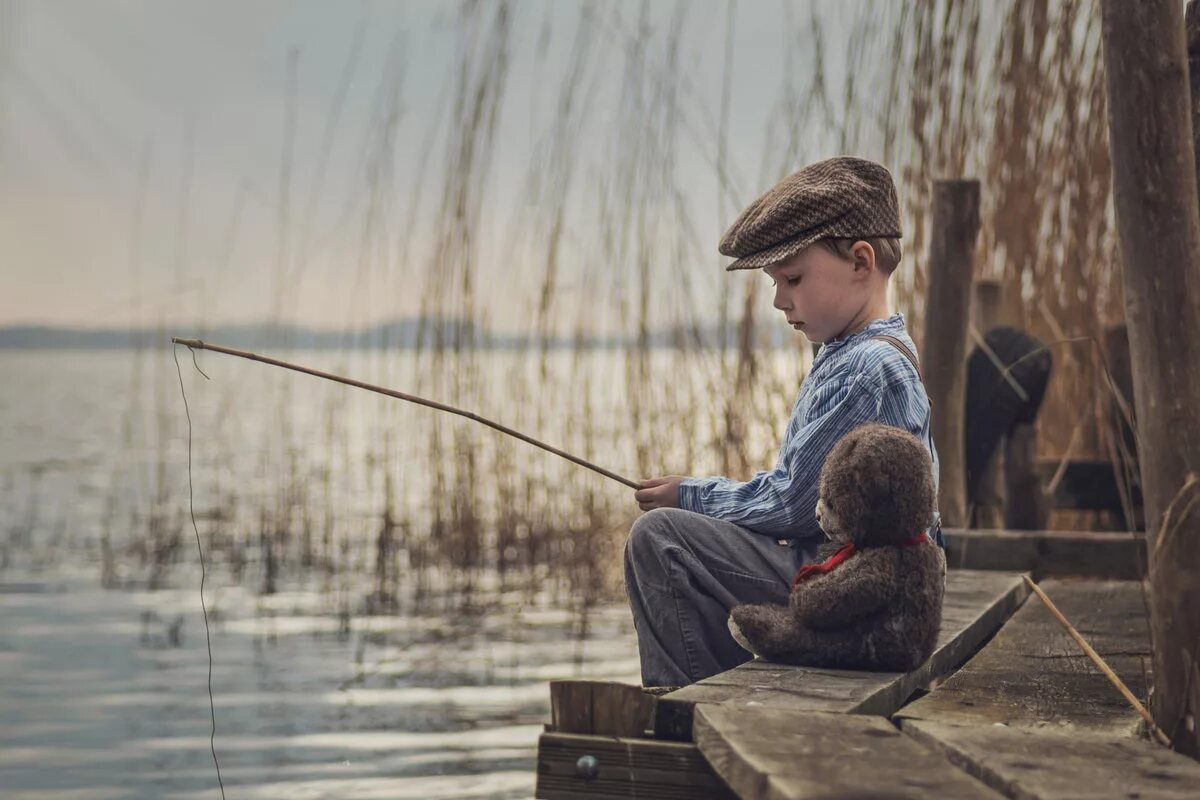 Boy s books. Мальчик с удочкой. Мальчик рыбачит. Маленький Рыбак. Ребенок Рыбак.