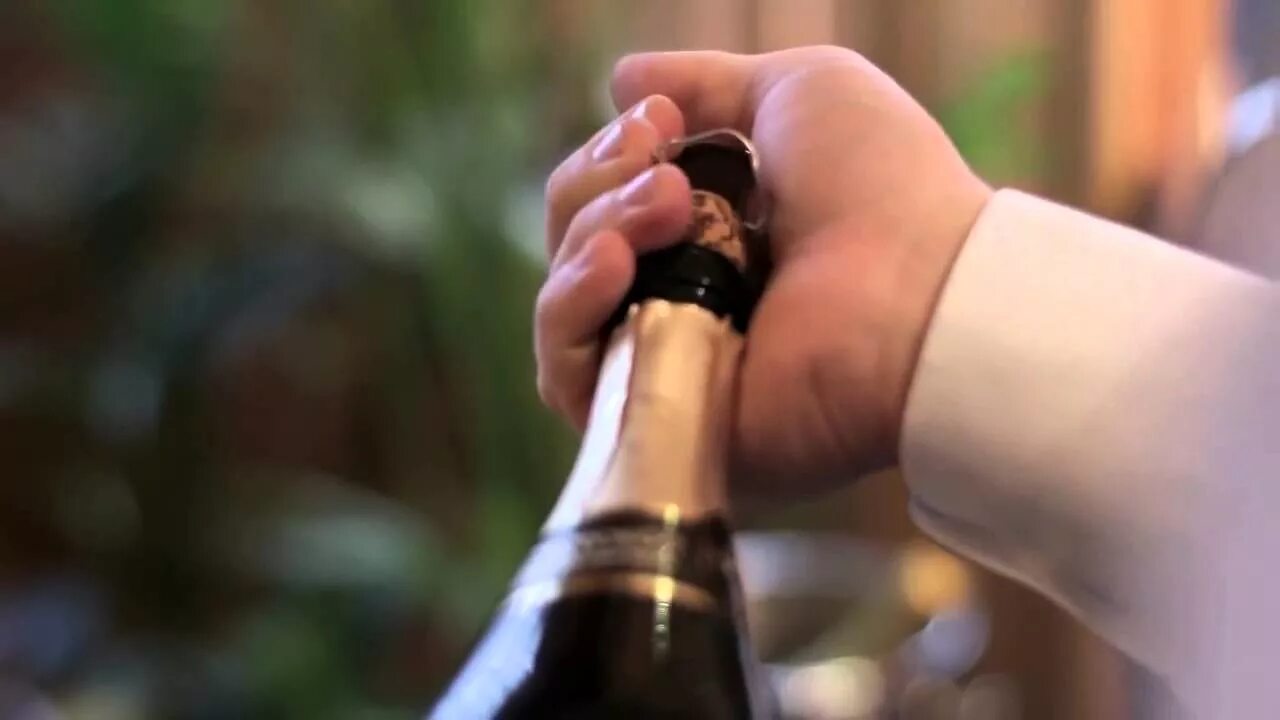 Бутылка шампанского в руке. Открывает бутылку шампанского. Бутылка игристого в руке. Пробка шампанского в руке. Шампанское открыла слушать