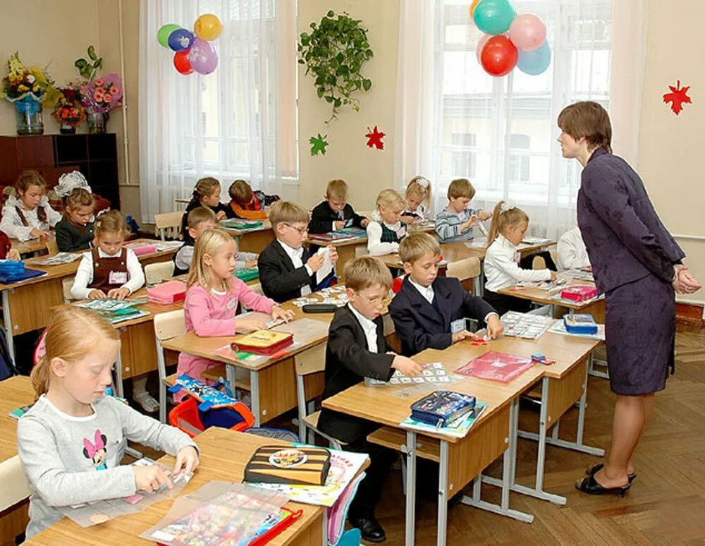 Покажи видео 1 класса. Школьники в школе. Начальная школа.. Урок в начальной школе. Фотографии начальной школы.