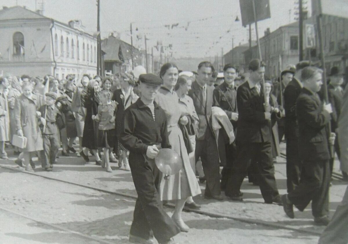 1956 год в россии. Первомайские демонстрации город Горький. Загорск 1956. Первомайская демонстрация в Киеве 1986. Демонстрация в СССР на 1 мая г Горький.