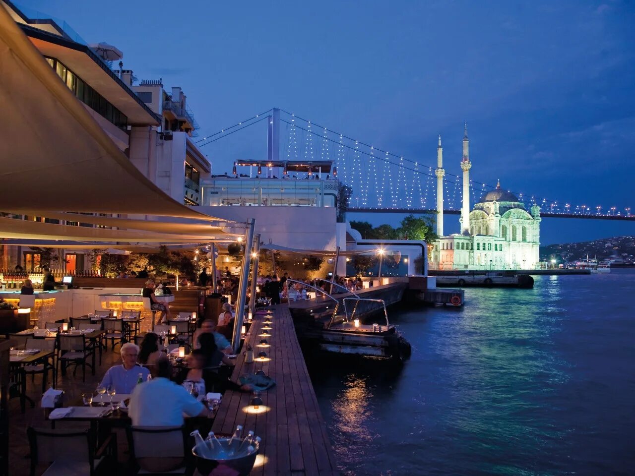 Рестораны стамбула с видом. Босфор Турция Стамбул ресторан. Набережная Босфора в Стамбуле кафе. Рэдиссон Босфор Стамбул. Ресторан на Босфоре Стамбул ночью.