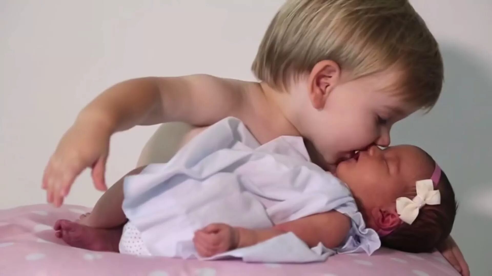 Сестра встречает брата. Девочка целует сестренку новорожденную. Шесть девочек и мальчик. Девочки и мальчики реакция.