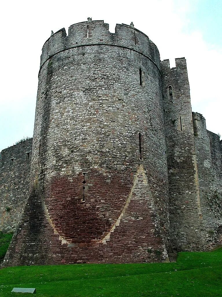 Замок башня Уэльс. Замок Чепстоу. Каменный замок в Британии Chepstow Castle, Monmouthshire.. Замок Чепстоу Уэльс ночью.