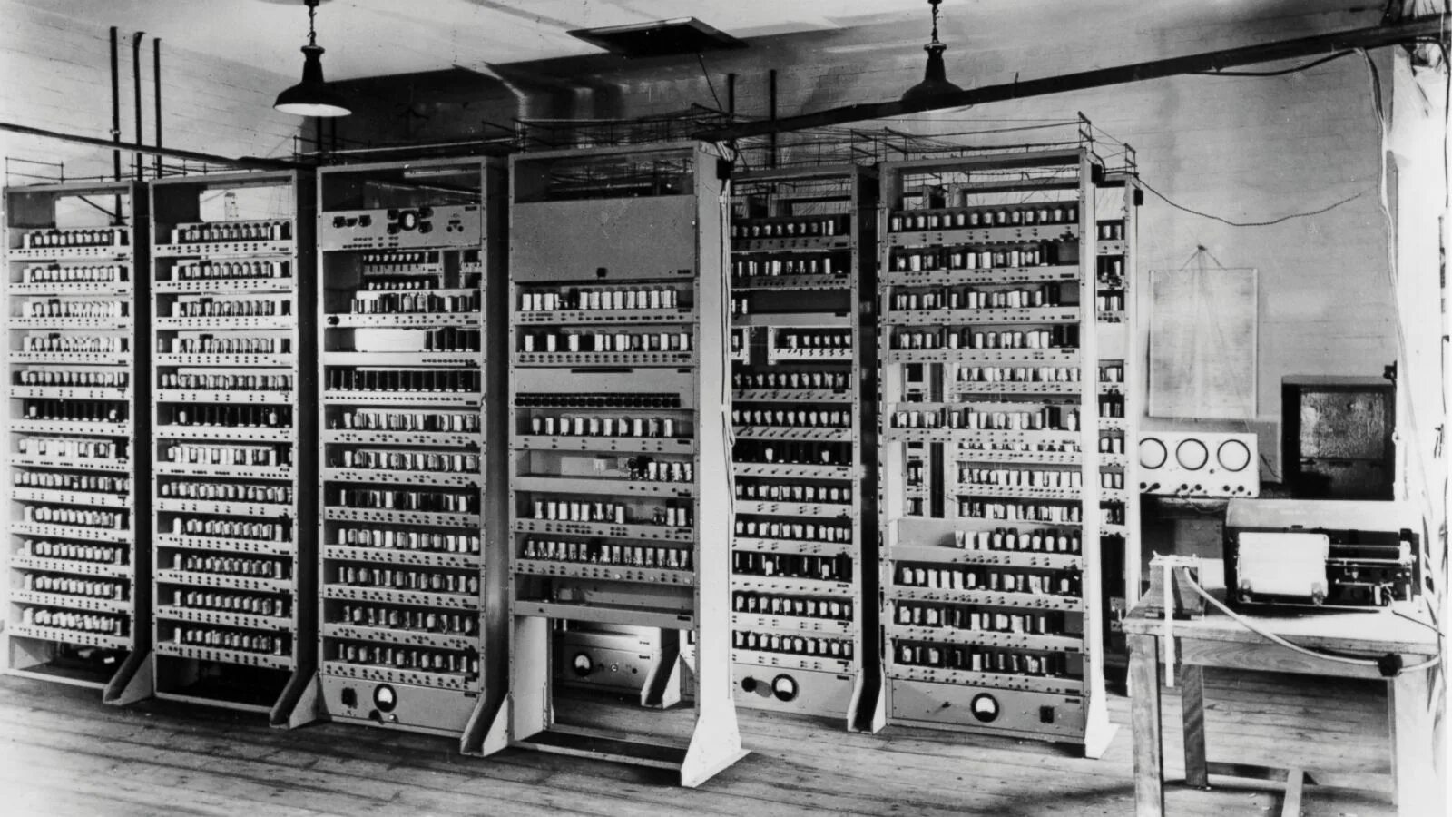 Эвм 1 2 3 поколений. ЭВМ Эдсак. Эдсак 1949. Первая ЭВМ машина EDSAC. EDSAC 1952.