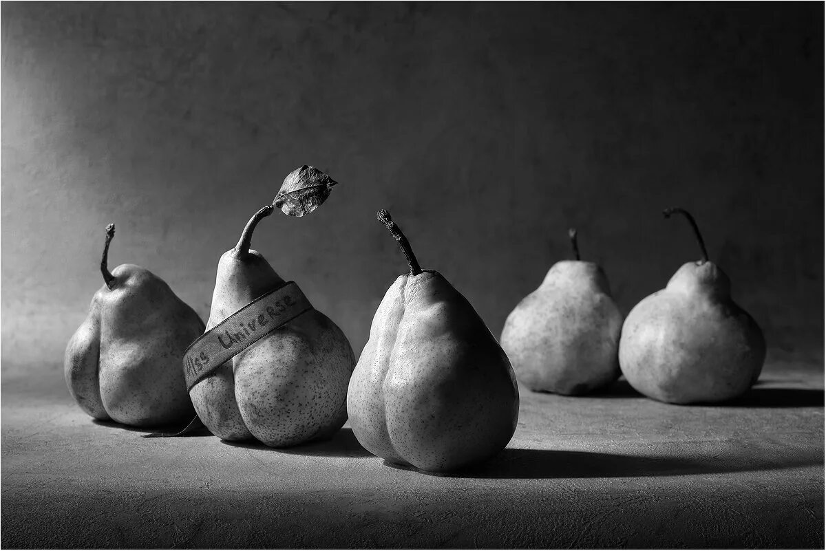 концептуальный натюрморт с прищепкой. жизнь груш. сюрреалистический натюрморт. из жизни груш. смешные натюрморты.