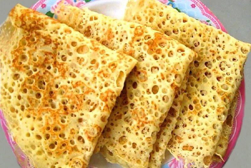Тонкие ажурные блинчики. Вкусные тонкие блинчики на дрожжах с дырочками. Вкусные тонкие блинчики на дрожжах с дырочками. Тонкие дрожжевые блины на молоке с дырочками. Вкусные тонкие блинчики на дрожжах с дырочками.