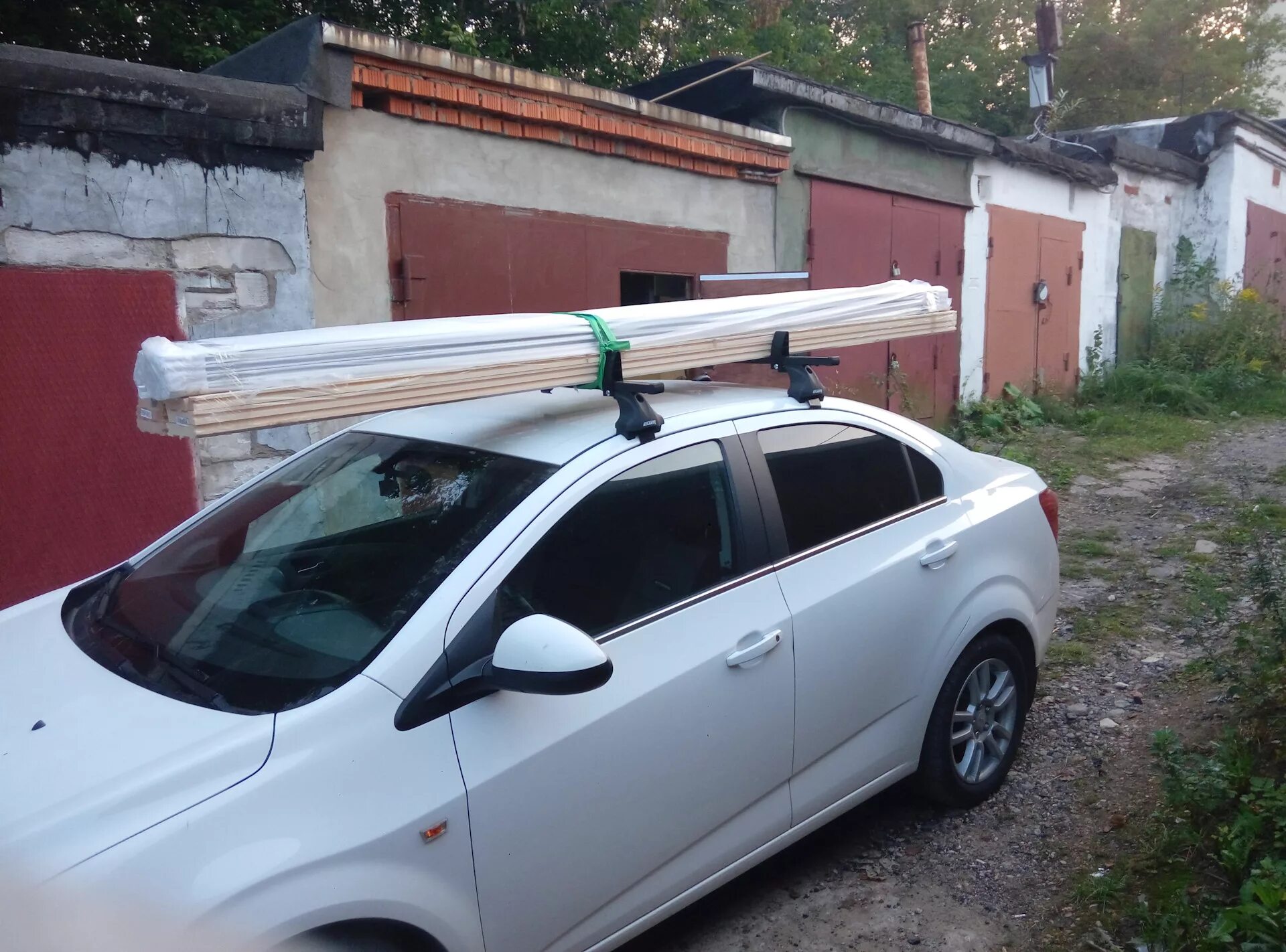 Купить багажник авео шевроле. Багажник Авео т300. Рейлинги на крышу Chevrolet Aveo t200. Багажник Атлант Авео т 250. Багажник на крышу Авео т250 седан.