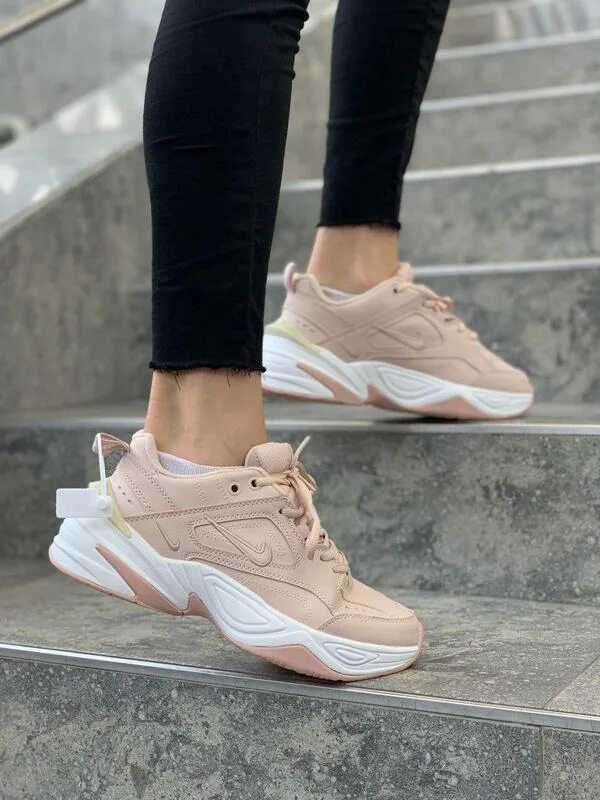 Найки светлые. Nike m2k Tekno пудровые. Nike m2k Tekno бежевые. Кроссовки женские Nike m2k Tekno бежевые. Nike m2k Tekno кожаные бежевые.