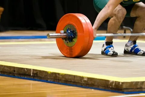 Спортсмен занимающийся тяжелой атлетикой