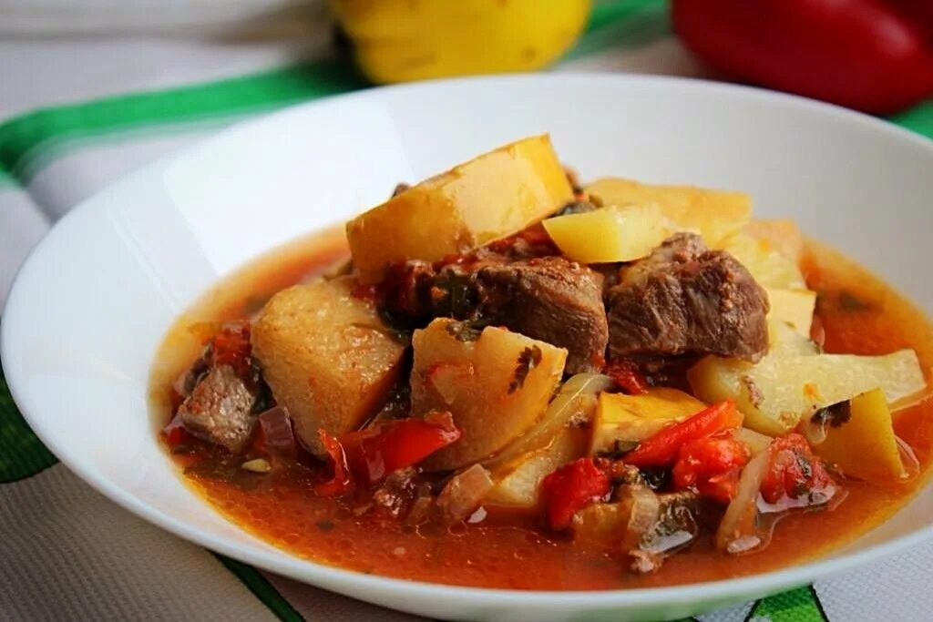 Хашлама из баранины с картофелем и овощами. Грузинский суп хашлама. кавказская кухня хашлама. жижиган чорпа. хашлама с говядиной.