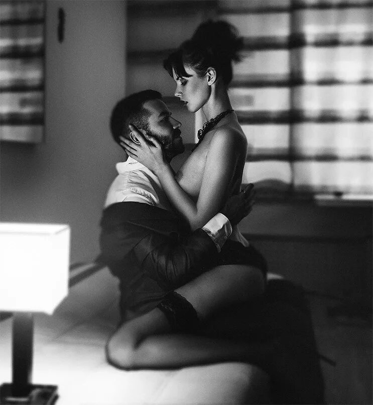 поцелуи в кровати. объятия сидя. женщина сверху. блондинка сидит на мужчине. левушка сидмт на уоленях.