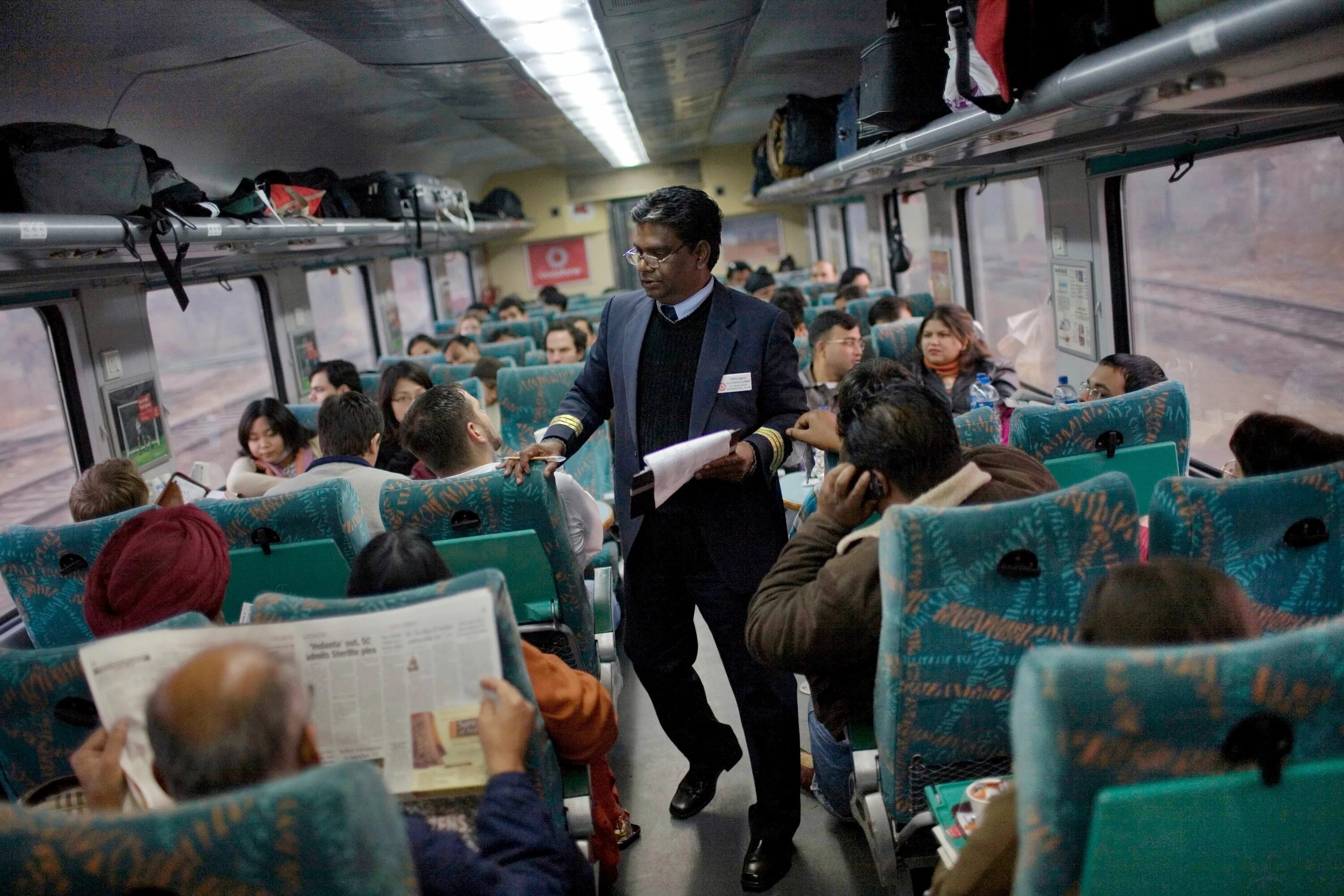 Опоздал на поезд. Вагон плацкартный 3э фпк. Человек догоняет поезд. Винни джонс полуночный экспресс. Поезд ночью.