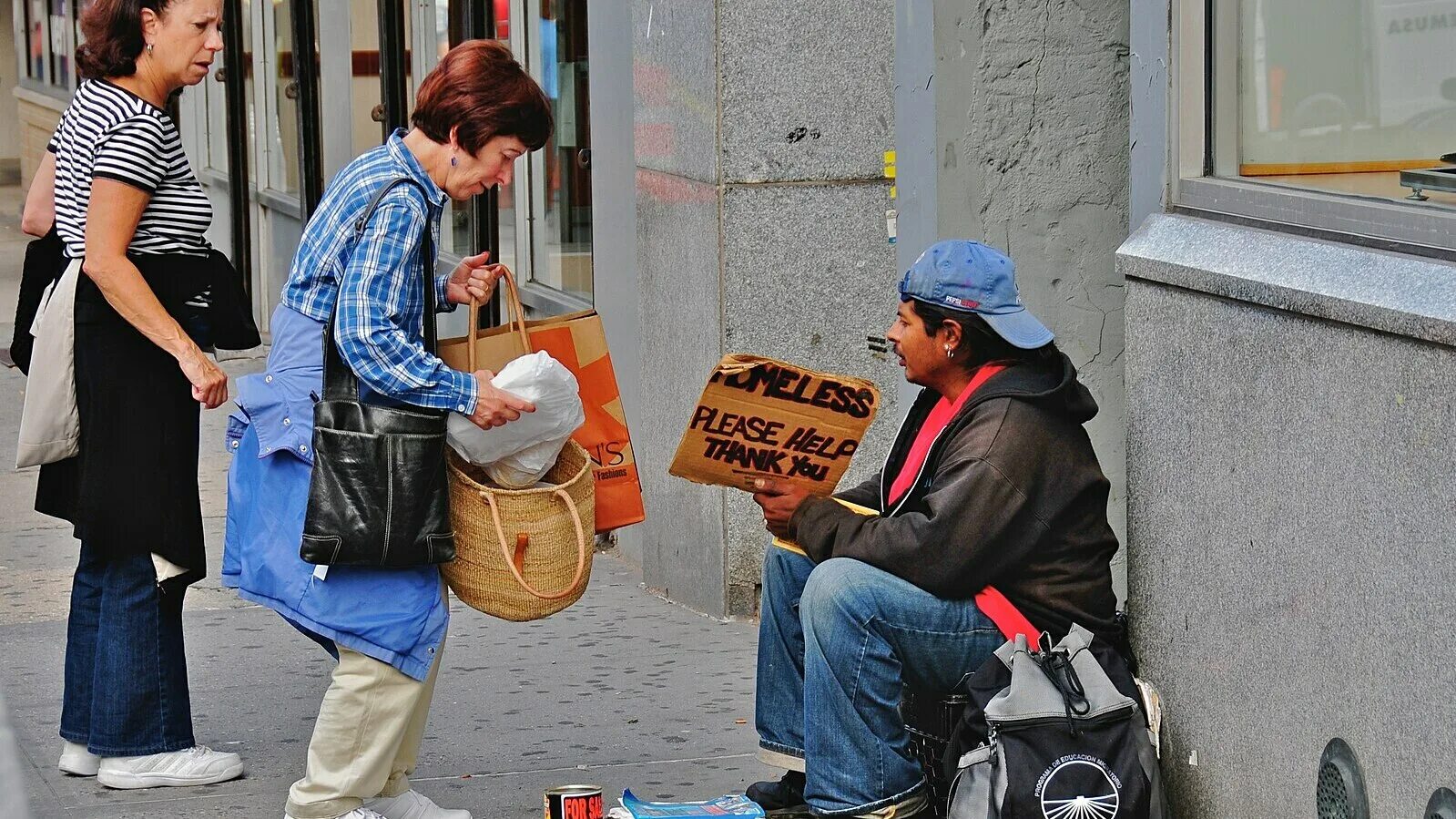 Помощь другим фото. Люди на улице. Помогать бедным. Человек помогает человеку. Нуждающиеся люди.