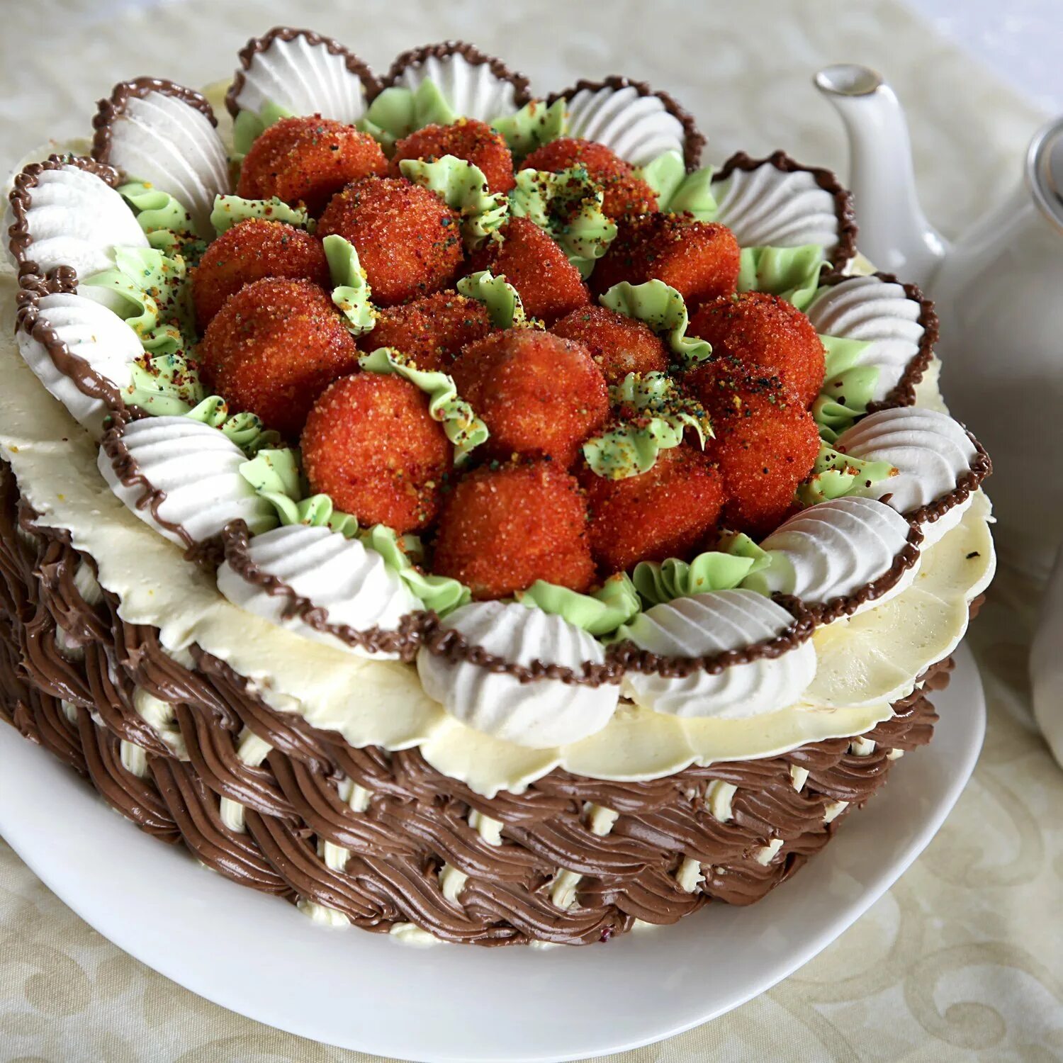 Как украсить готовую. Торт корзина с клубникой. Красивое украшение торта. Красивый торт с клубникой. Украсить бисквитный торт.