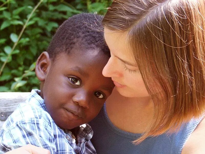Белые мамы и черные дети. Темнокожие дети на усыновление. Черный ребенок у белых родителей. Мама обнимает сына афроамериканцы.