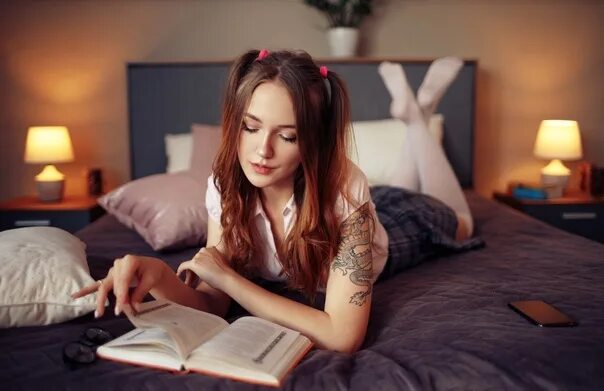 Голая модель с книгой