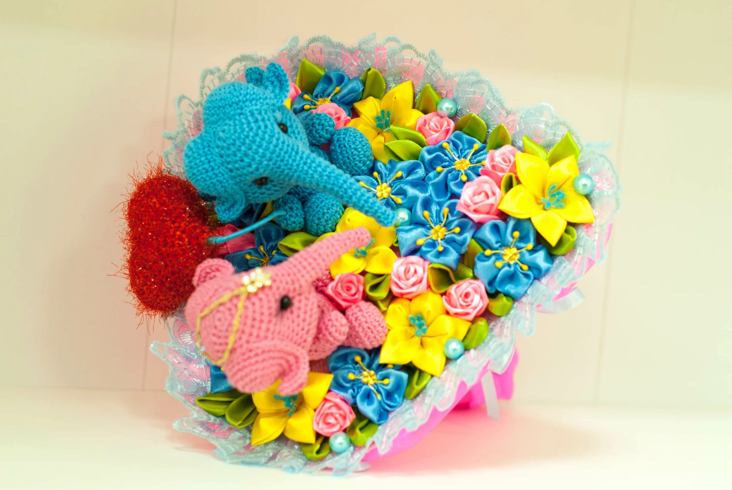 детская игрушка из цветов. игрушки из цветов. детская игрушка из цветов. детская игрушка из цветов. зверушки из живых цветов.