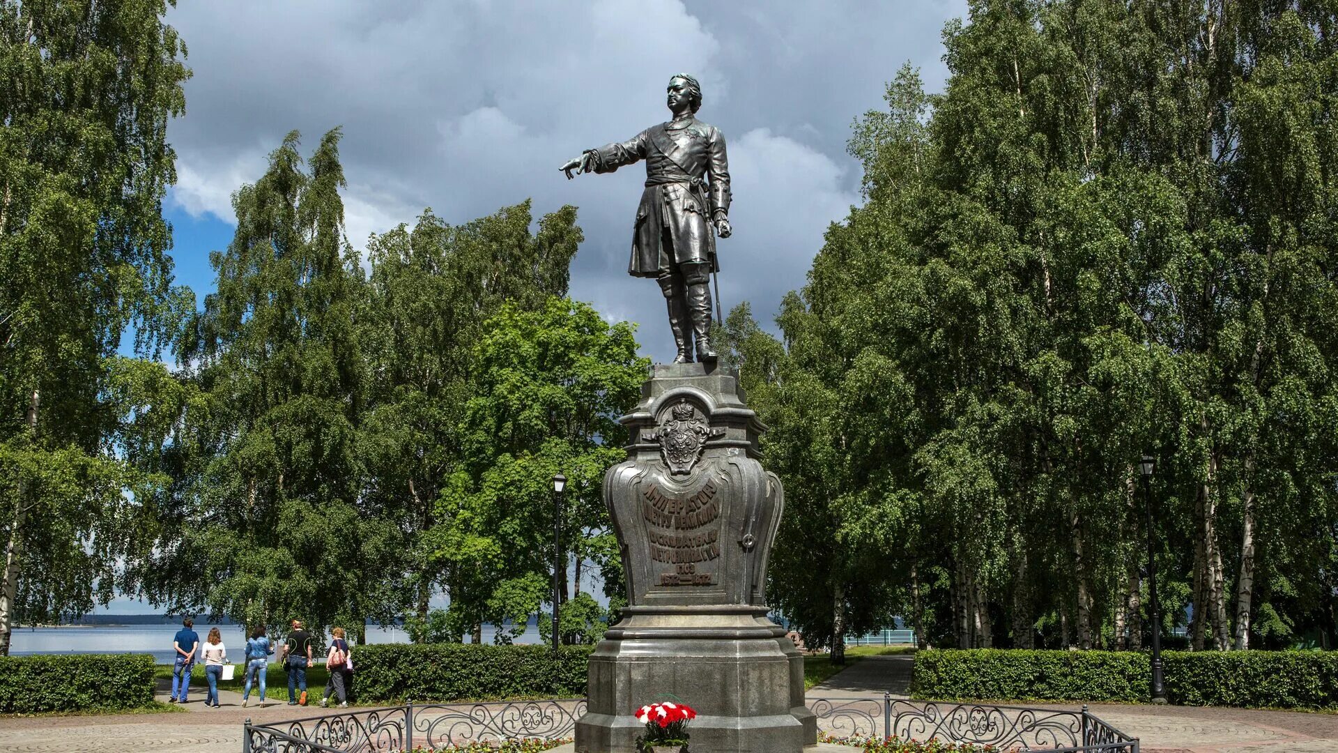 Почему стоит памятник петру 1 в петрозаводске. Петровский сквер Петрозаводск. Памятник Петру i (Петрозаводск). Памятник Петру первому в Петрозаводске. Памятник императору Петру великому основателю Петрозаводска.