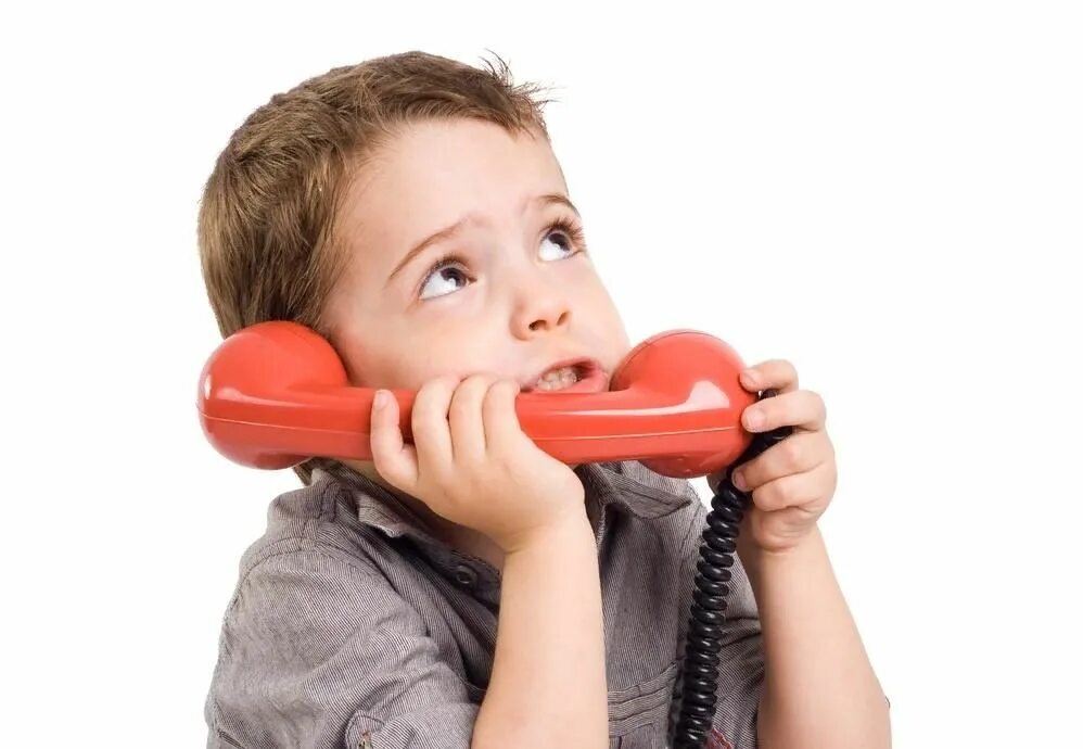 Ребенок с телефоном. Девочка разговаривает по телефону. Мобильный телефон для ребенка. Ребенок говорит по телефону. Ребенок с телефоном.