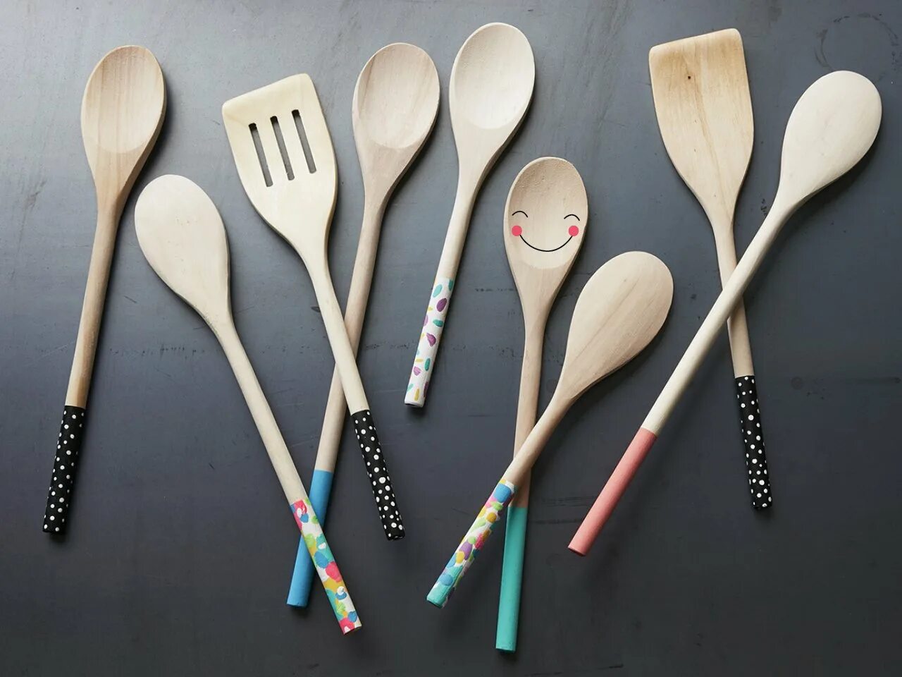 Wooden spoon. Деревянная ложка и вилка. Детские деревянные ложечки. Ложка из дерева для девочки.