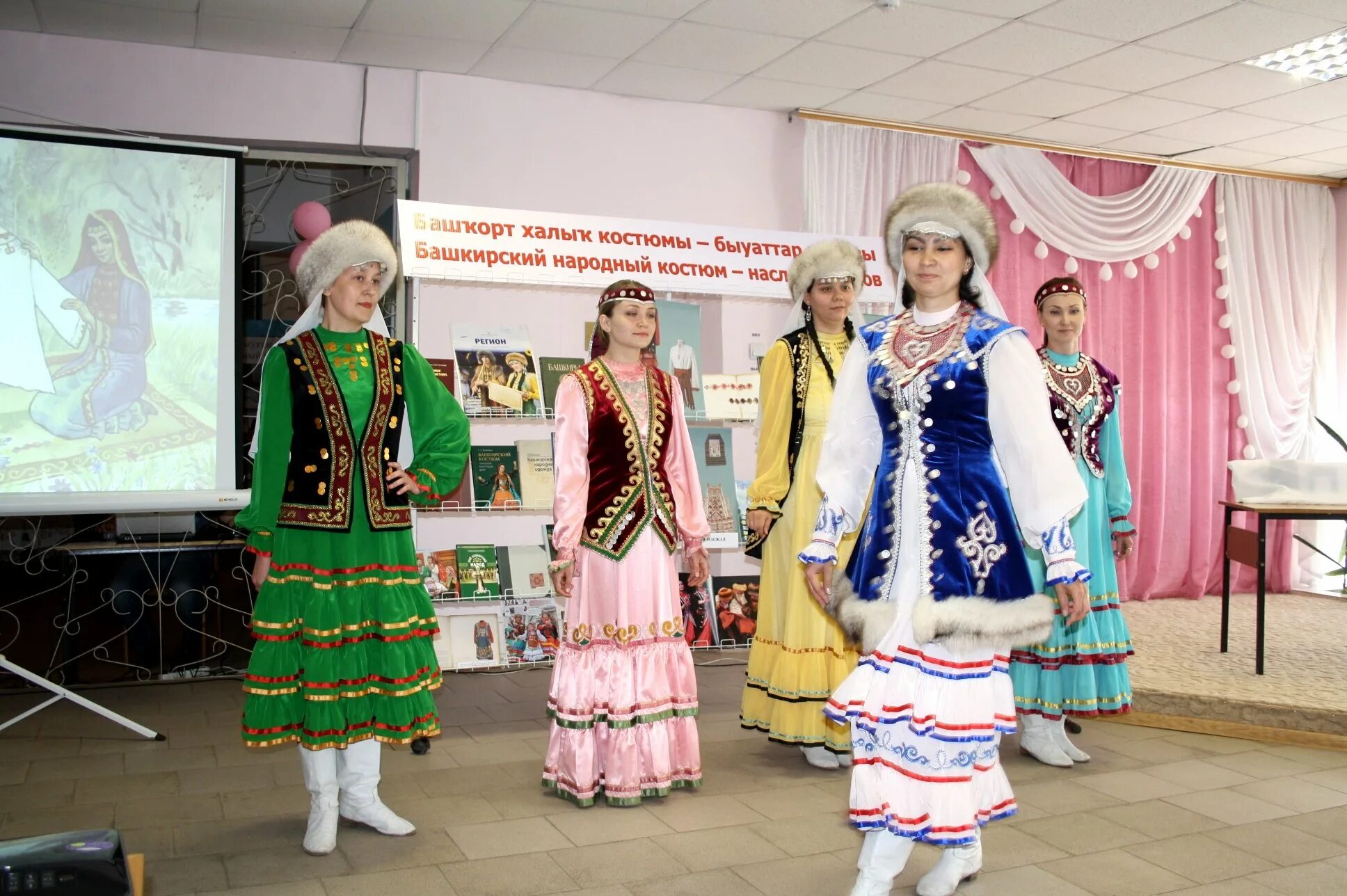 Башкиры национальная. Башкирский национальный костюм кулдэк. башкирская национальная одежда бурзян. башкирский национальный костюм женский кулдэк. кулдэк башкирская одежда.