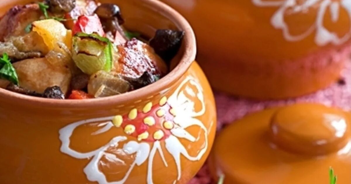 Юшка грибная кулинария. Грибы в горшочке. Опята в горшочках. Грибная похлебка в горшочке. Опята в горшочках.