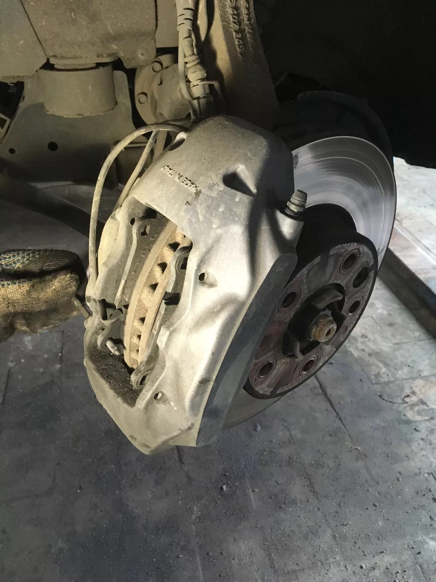 Задние тормоза туарег 1. Туарег замена передних колодок 3. Замена колодок touareg. Туарег как поменять передние колодки,. Тормоза 368 на туарег.