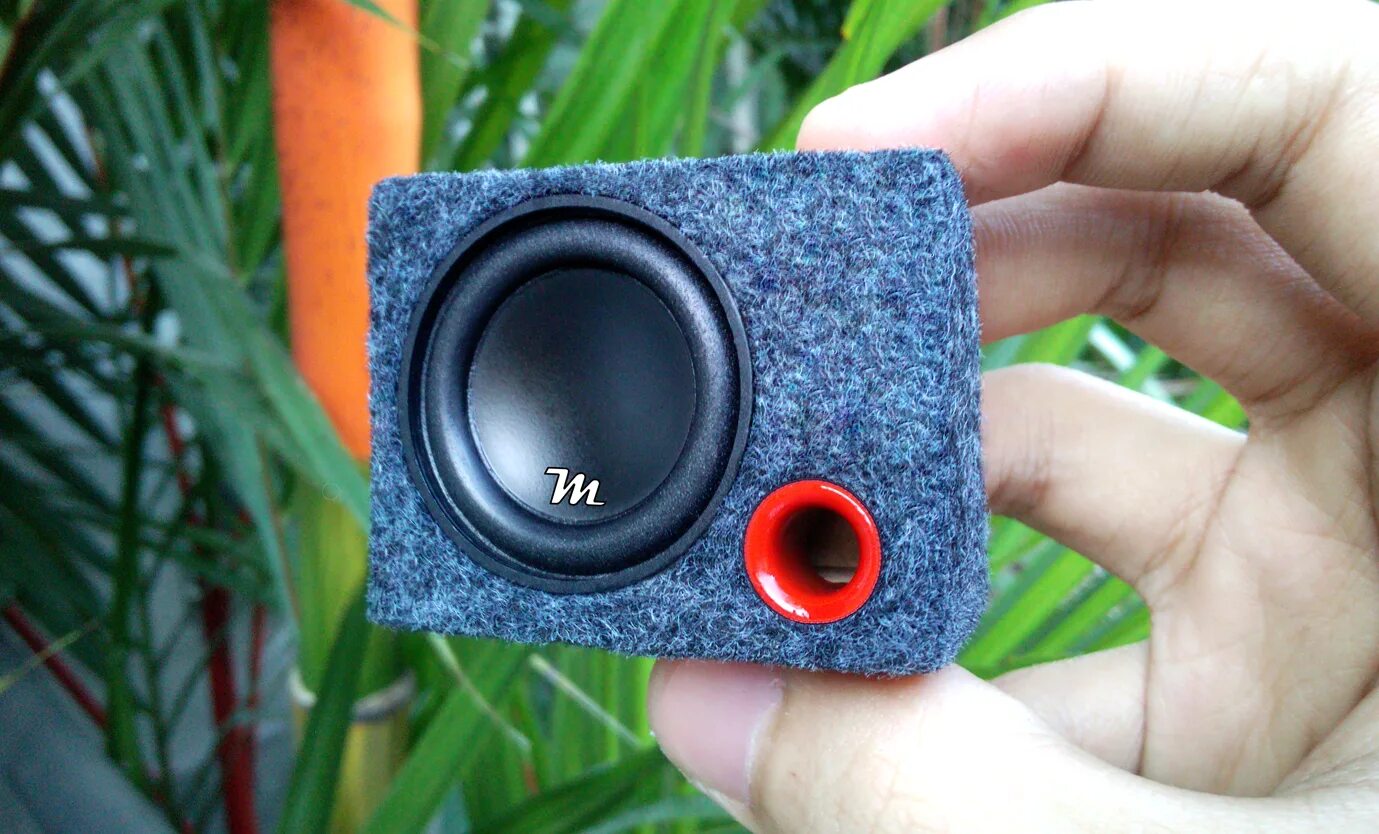 Мини саб 3см. Мини сабвуфер в авто. Mag audio сабвуфер 15 дюймов. Миниатюрный сабвуфер. Мини саб.