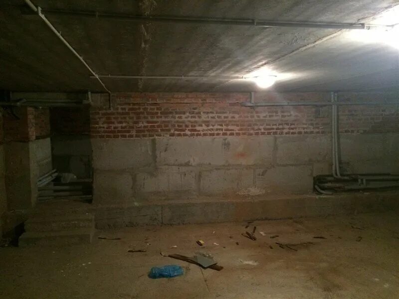 Подвал в многоэтажном доме. Подвальное помещение мкд. Освещение в подвале. Гидроизоляция подвального помещения в многоквартирном доме. Плдвылы в многоквартирном доме.