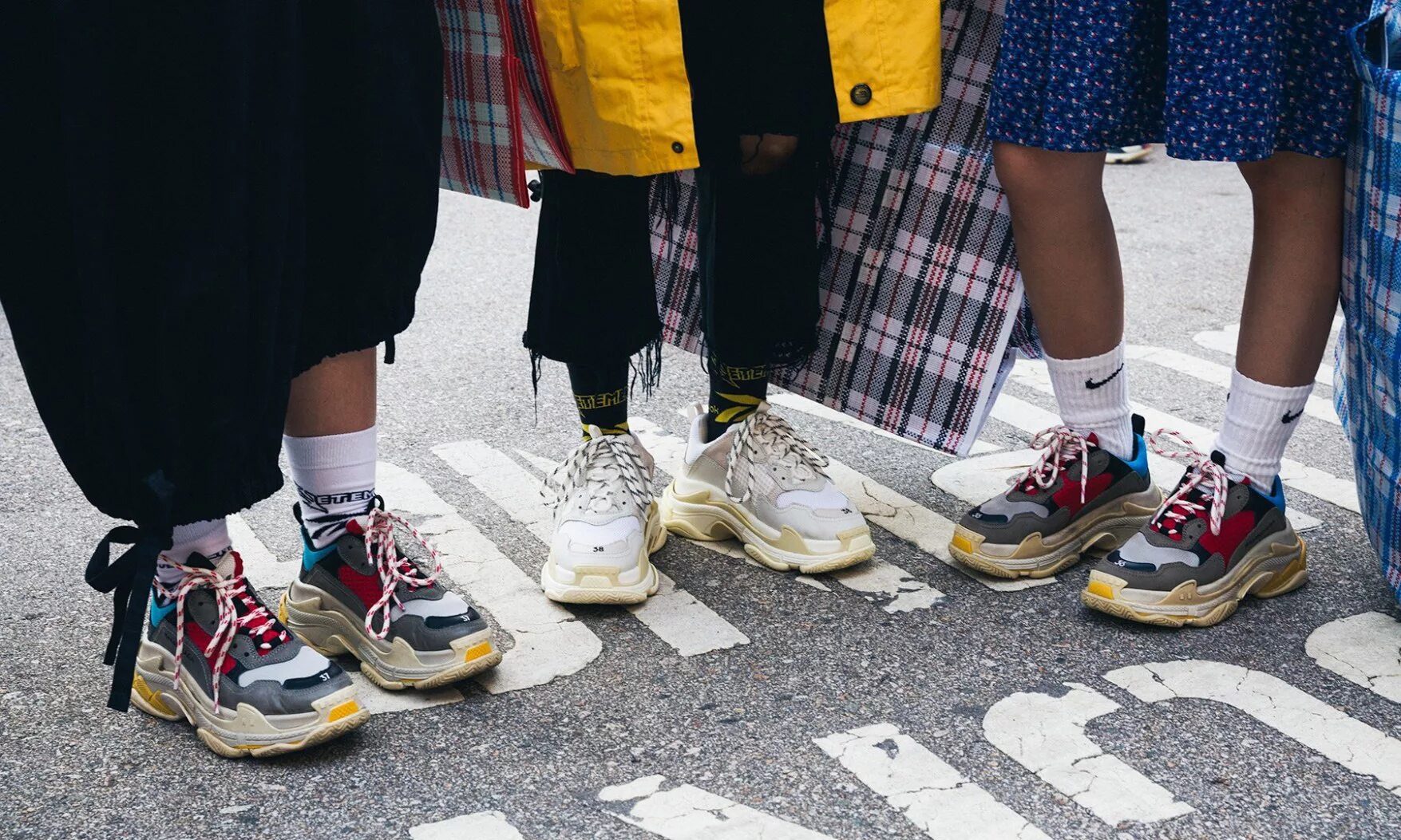 Носки под кроссовки. Какие носки лучше для кроссовок. Мужские полосатые носки. Кроссовки с носками мужские. Разноцветные носки.