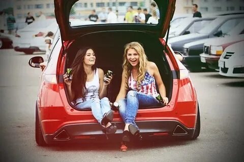 2 девочки в машине