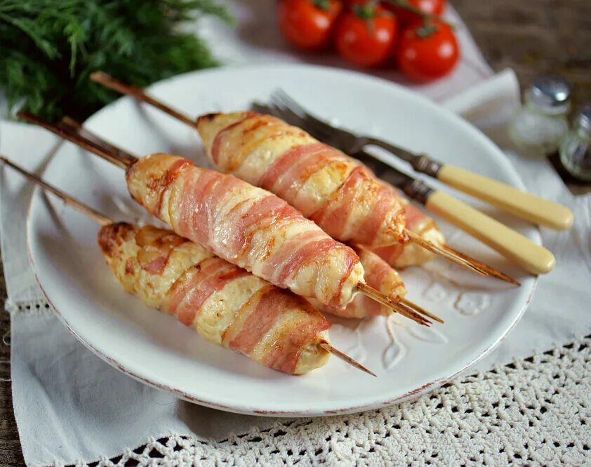 Шашлычки из куриного филе с беконом