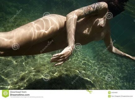 Nackte Frau Unterwasser. stockfoto. 