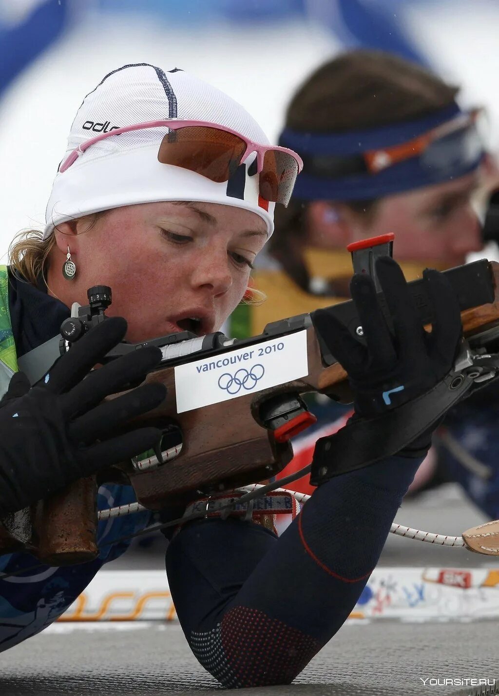 Биатлон со стрельбой. Биатлон стрельба. Биатлонист на стрельбище. Биатлонная винтовка шипулина. Биатлон со стрельбой.