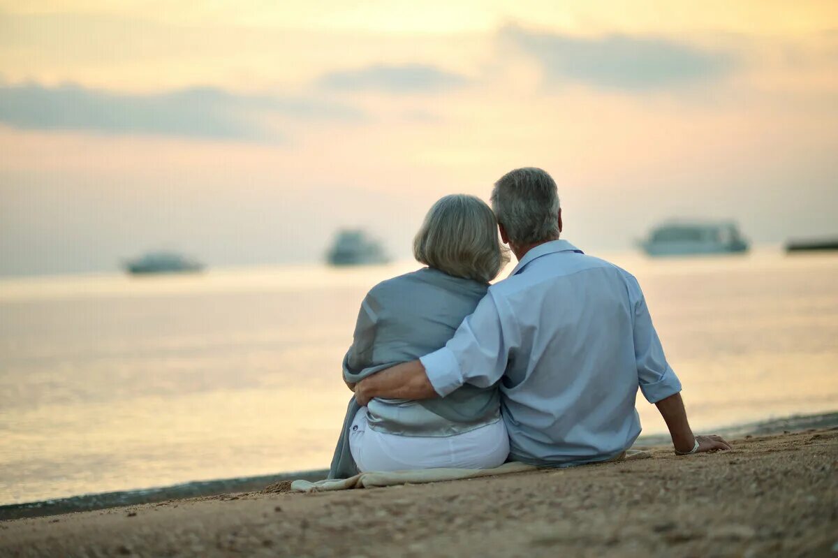 В двое старше. Пожилая пара на закате. Влюбленные пары в возрасте. Мужчина и женщина в возрасте любовь. Влюбленные пенсионеры.