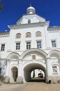 Святые врата монастыря