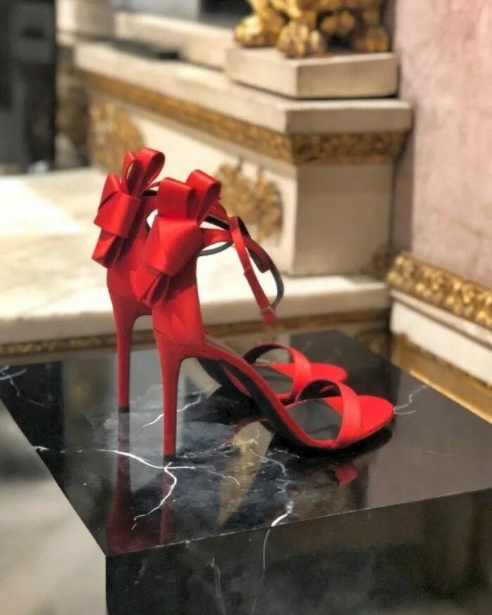 Какие туфли в моде. Обувь кристиан лабутен 2025. туфли louboutin 2025. шикарные модные туфли. дизайнеры туфель.