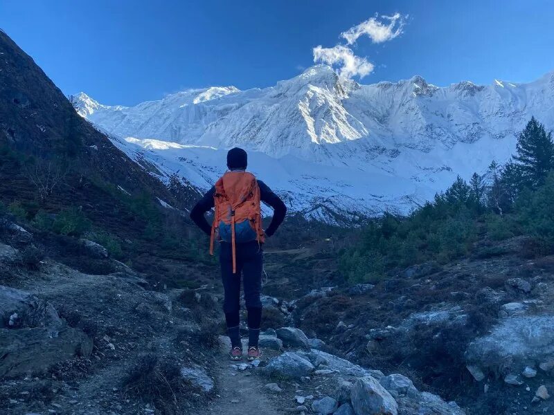рюкзак в лесу. для чего нужны горы. Extreme weather conditions sport high altitude. эльбрус пик. как подготовиться к горам.