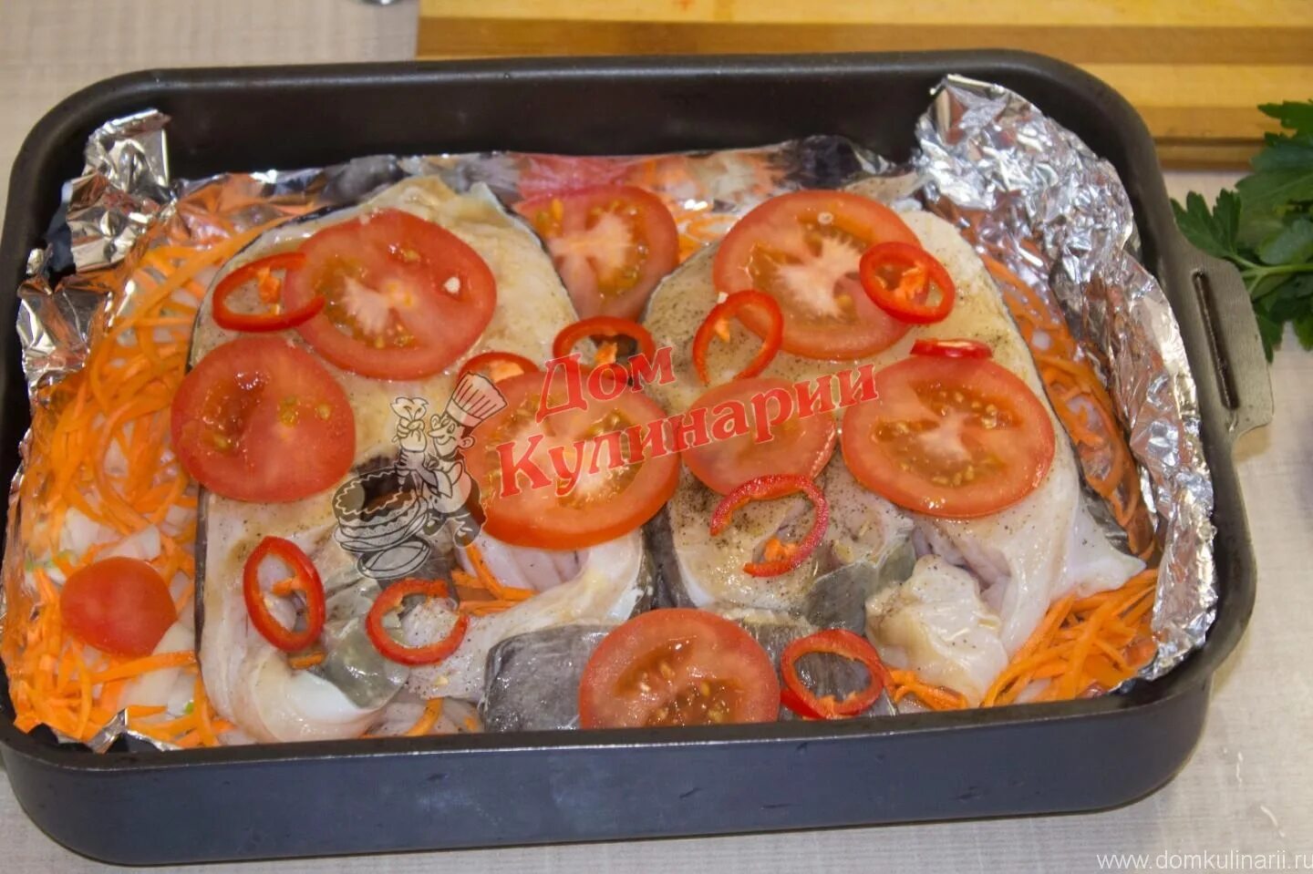 Как приготовить зубатку в духовке стейки вкусно. Филе зубатки. Стейк из зубатки в духовке. Стейк зубатки в духовке. Зубатка синяя в духовке.